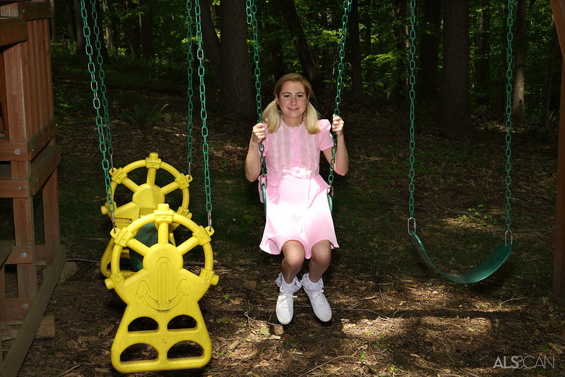 Лариса, 23 года, 0 размер груди